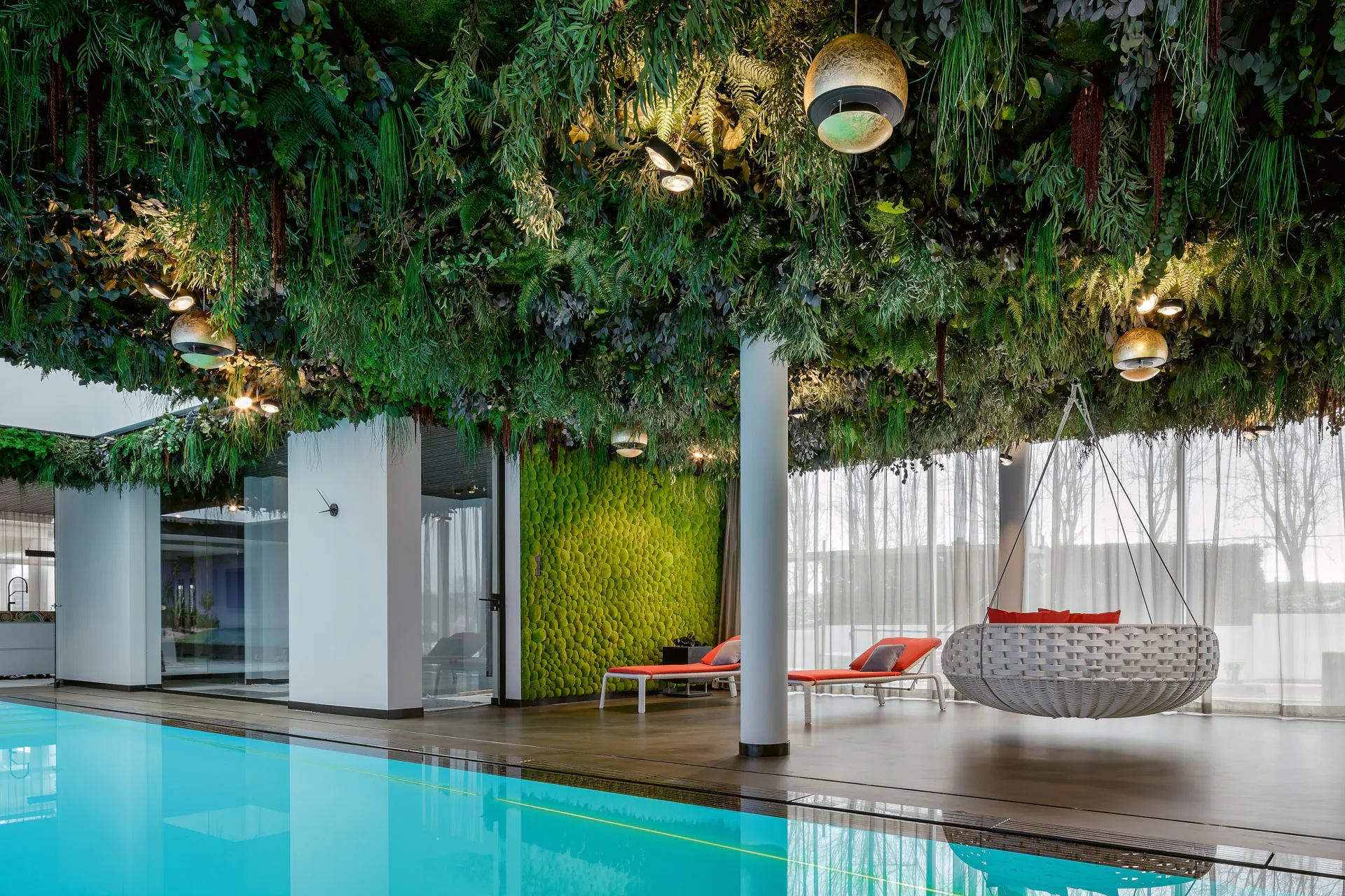 Hanging Garden Luxus Poolbereich Hotel — Deckenbegrünung von MOOSMOOS